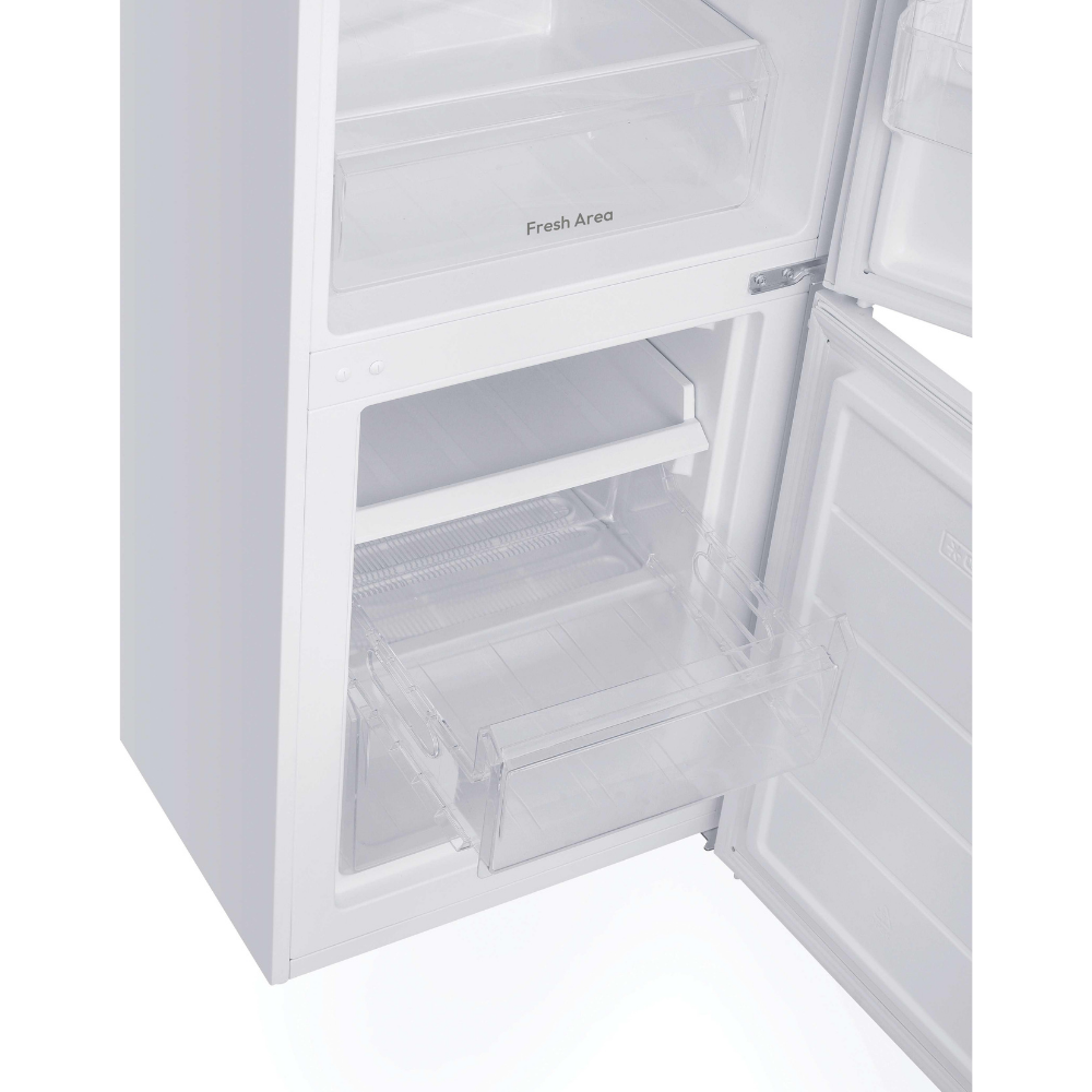 Interior blanco de refrigerador con estantes de vidrio y cajones transparentes.