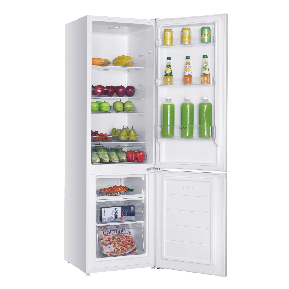 Refrigerador blanco abierto con comida: frutas, verduras, bebidas, pizza y salmón.