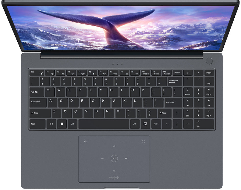 Egy nyitott laptop a képernyőn egy bálnát mutat a tengerben.