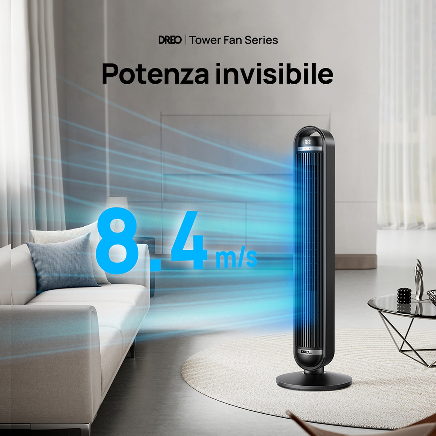 Un ventilatore a torre nero con flusso d'aria blu è accanto a un divano.