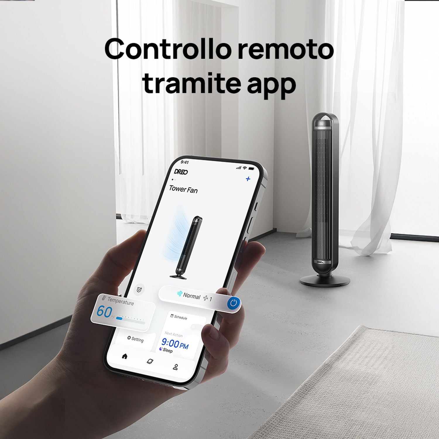 Una mano tiene uno smartphone con app ventilatore. Un ventilatore a torre sullo sfondo.