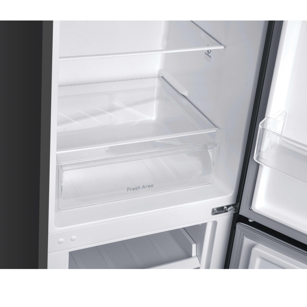 Vista interior de un refrigerador con cajón y estante.