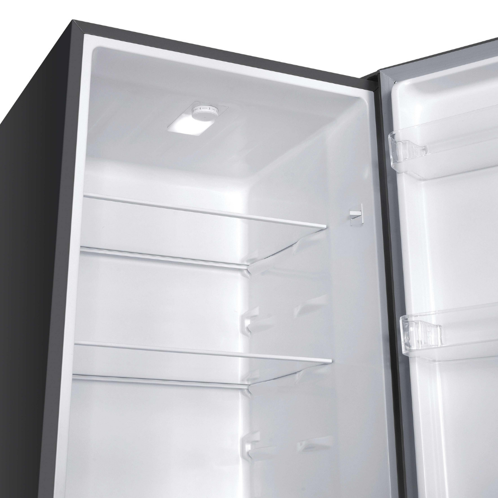 Interior de un refrigerador vacío con estantes y una luz.
