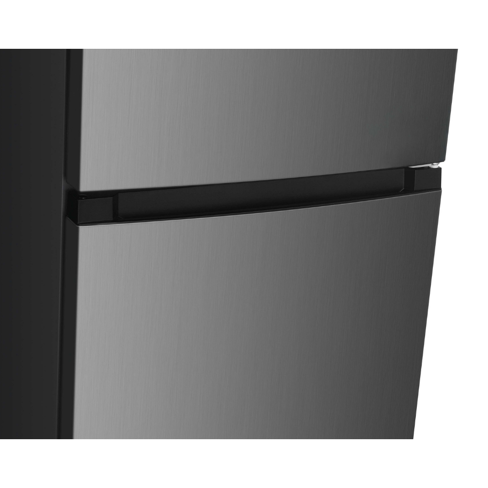 Un refrigerador gris con acabado cepillado y asa negra.