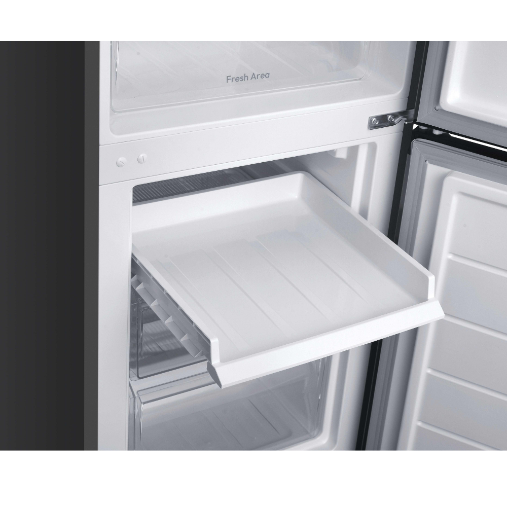 Un estante extraíble en un refrigerador blanco, con zona fresca arriba.
