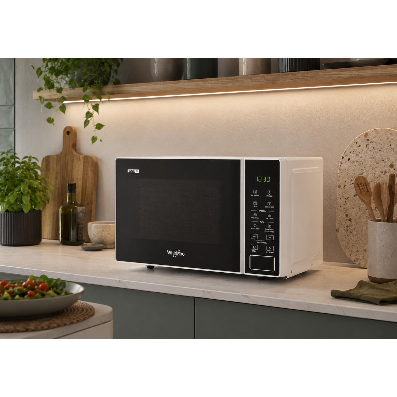 Un microonde bianco Whirlpool con display digitale su un piano di lavoro.