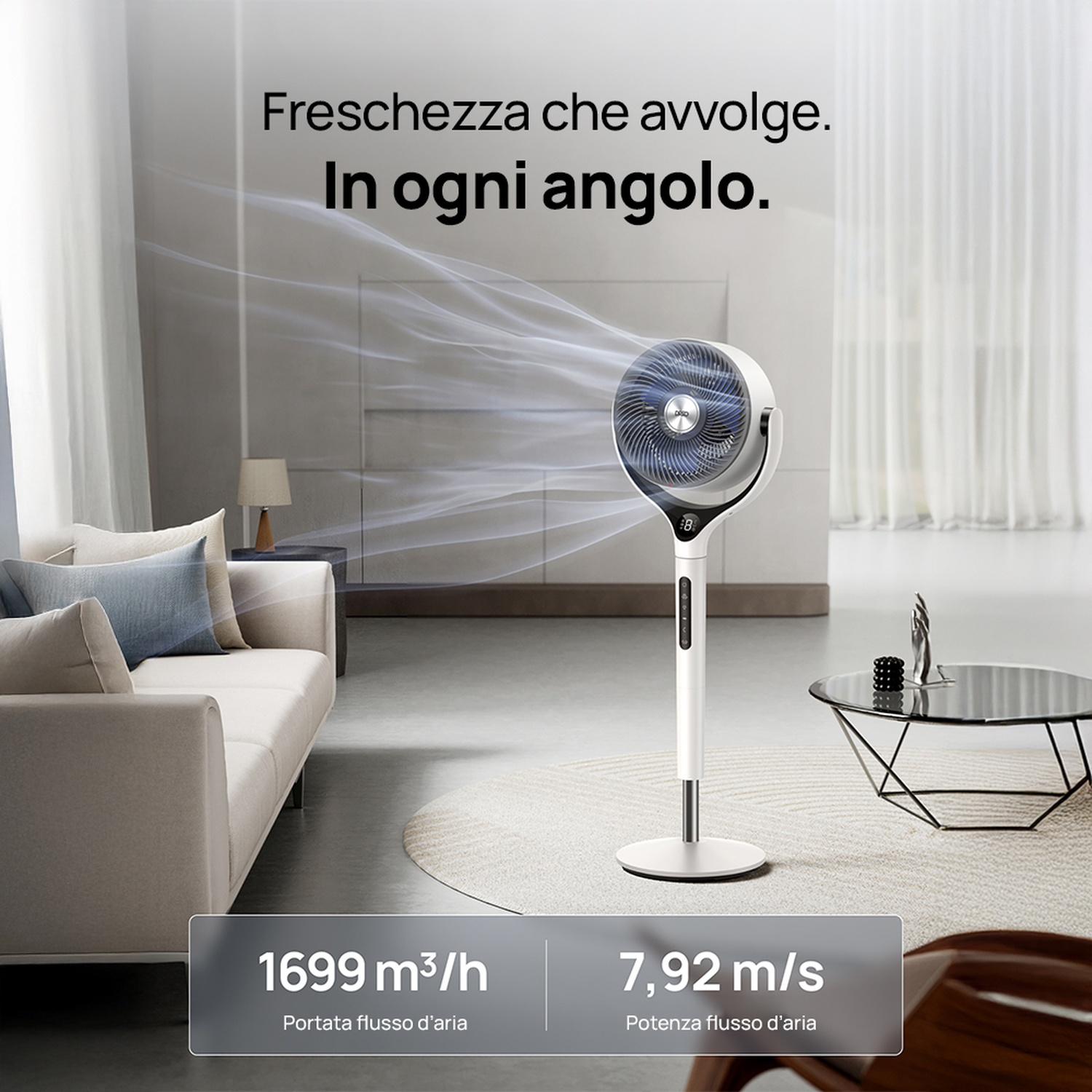 Ventilatore bianco con rotore blu in un soggiorno moderno con divano e tavolino.