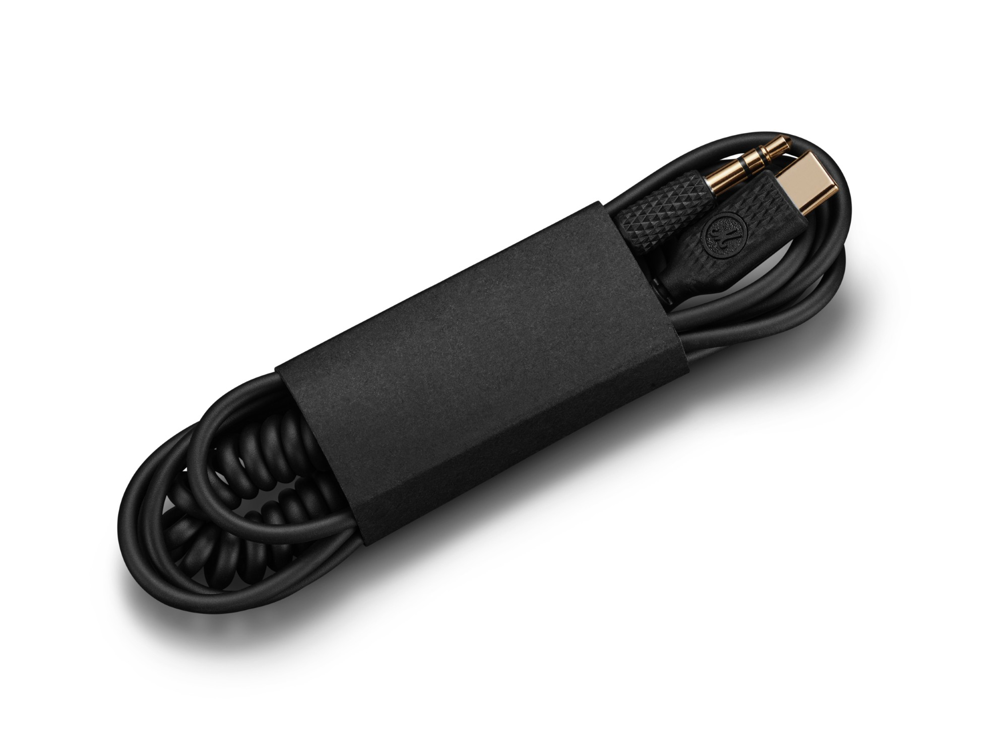 Czarny kabel spiralny z wtyczkami 3,5 mm i USB-C, owinięty w czarny papier.