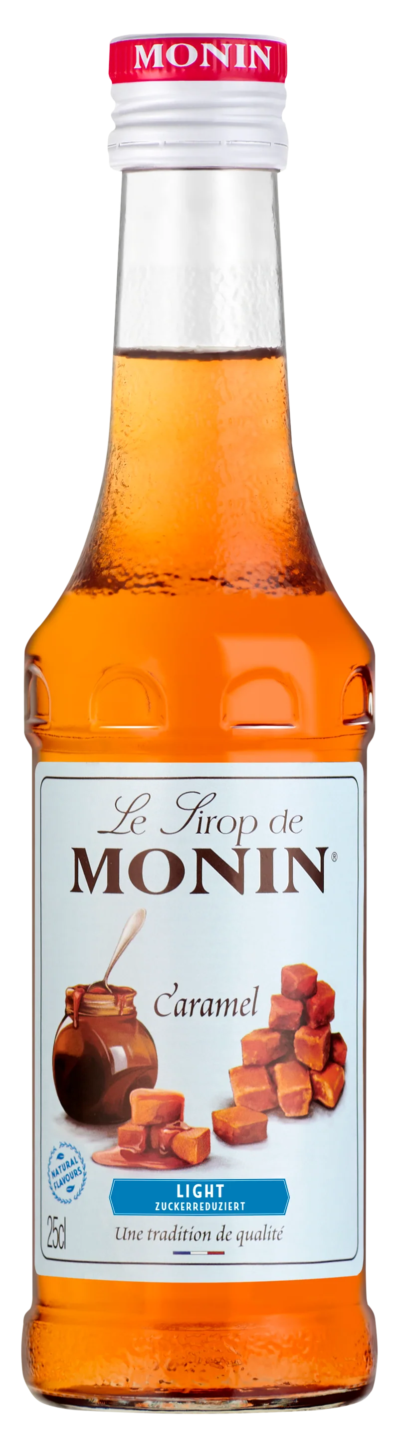 Eine Flasche Monin Karamell Sirup, orangefarben, mit Etikett und Karamellstücken.