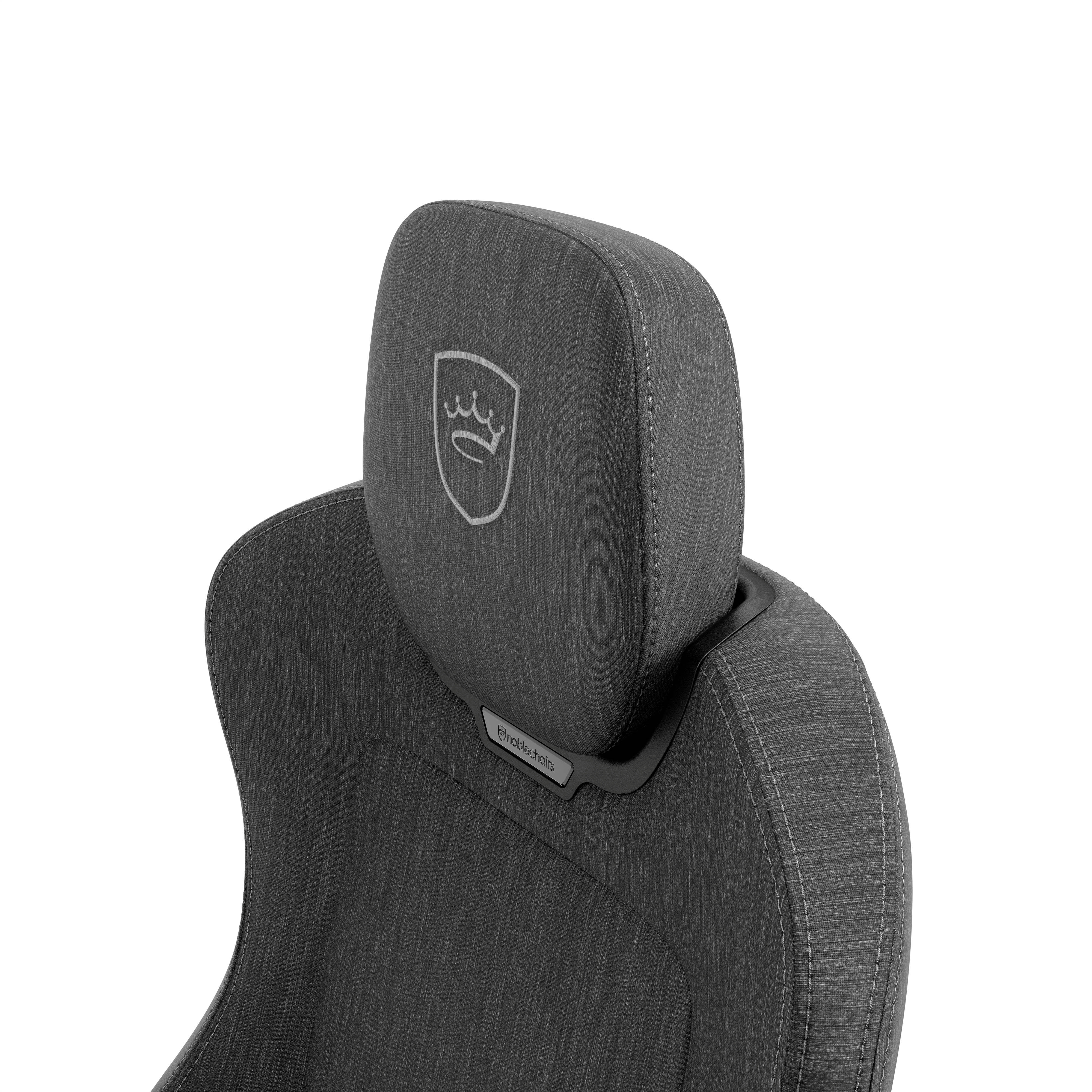 Dunkelgrauer Stuhl mit einem silbernen Wappen und Logo auf weißem Hintergrund.