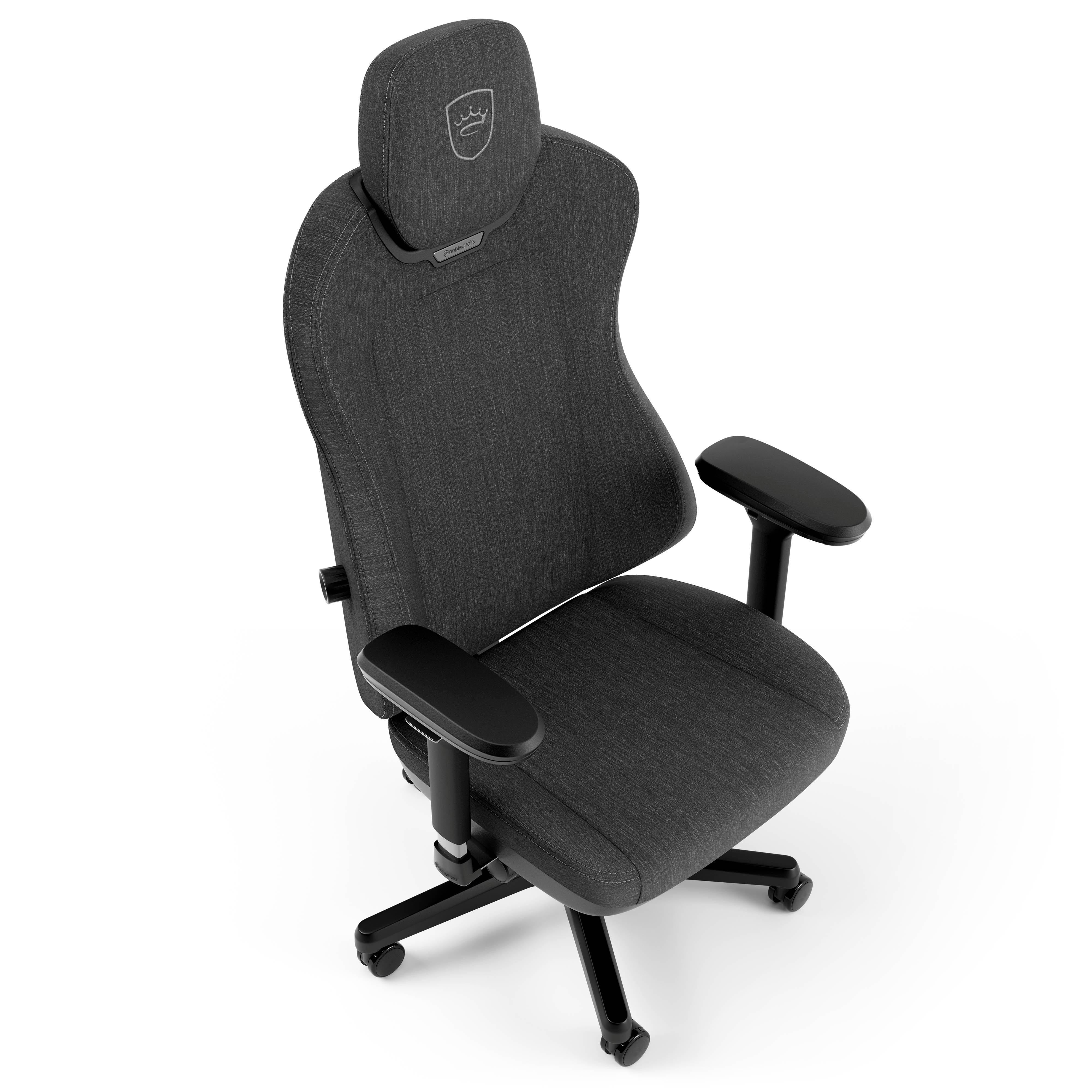 Ein dunkler Gaming-Stuhl mit Kopfstütze und Logo, Armlehnen und Rollen.
