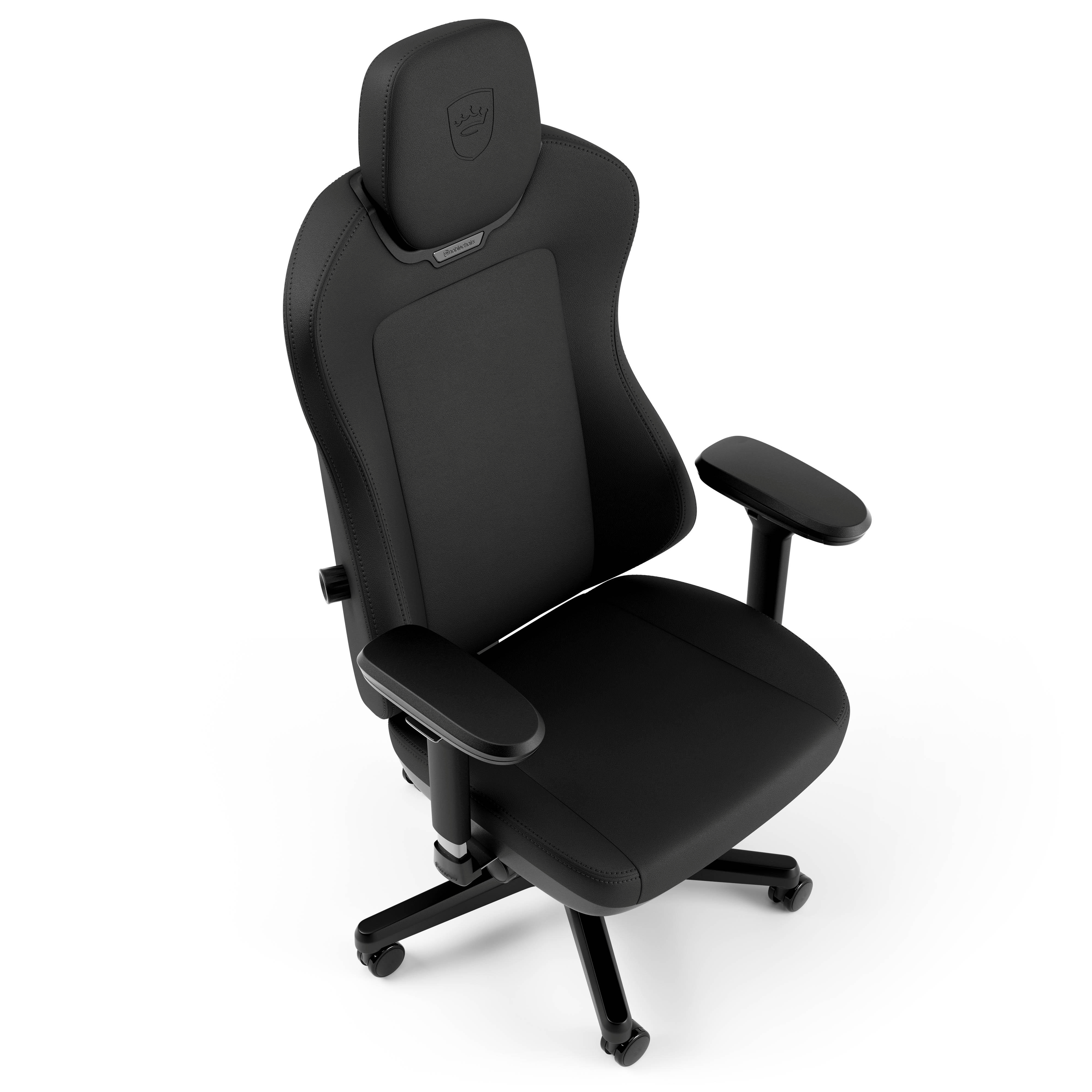 Ein schwarzer Gaming-Stuhl mit Kopfstütze und Armlehnen, auf Rollen.
