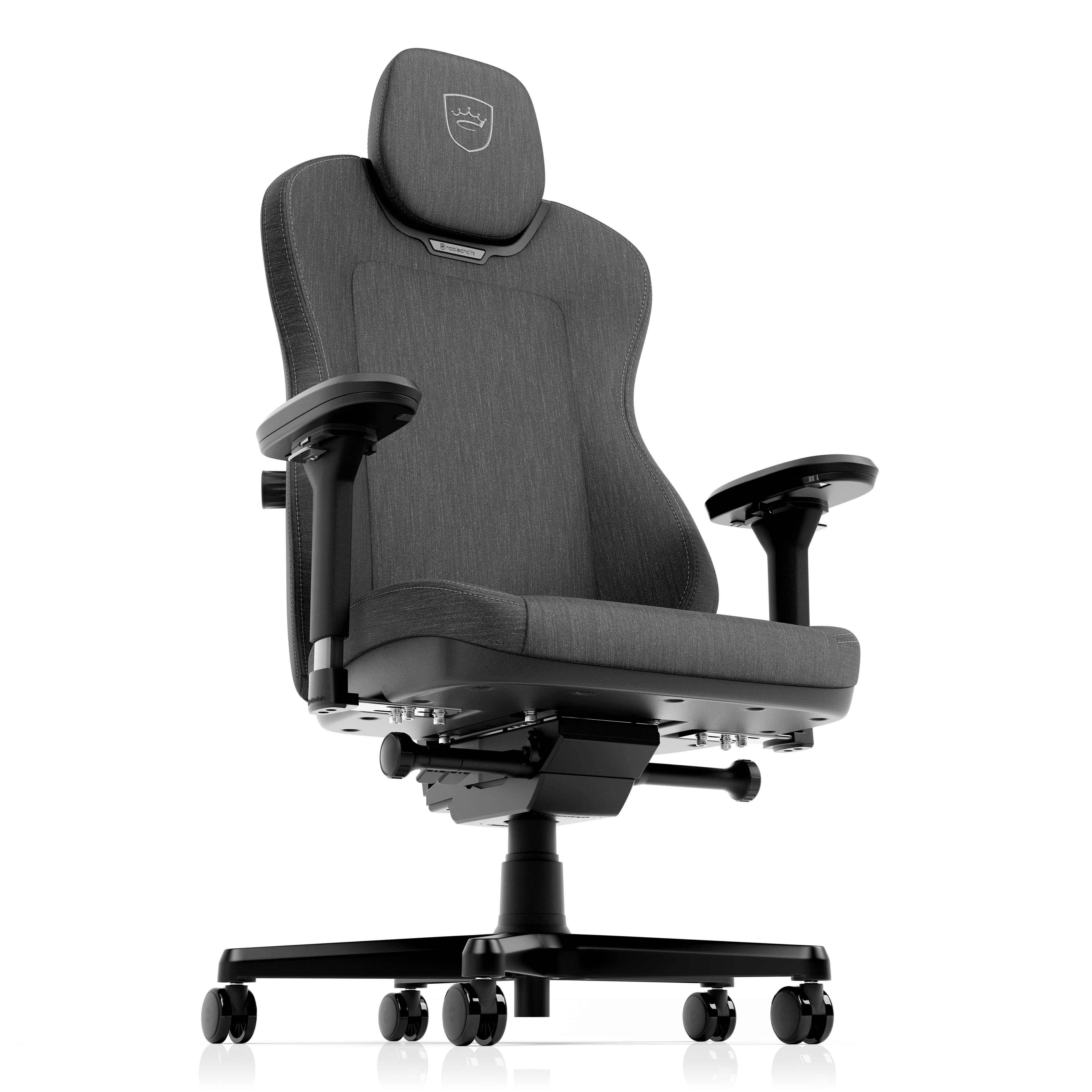 Ein grauer Gaming-Stuhl mit Kopfstütze und Logo, auf schwarzem Rollgestell.