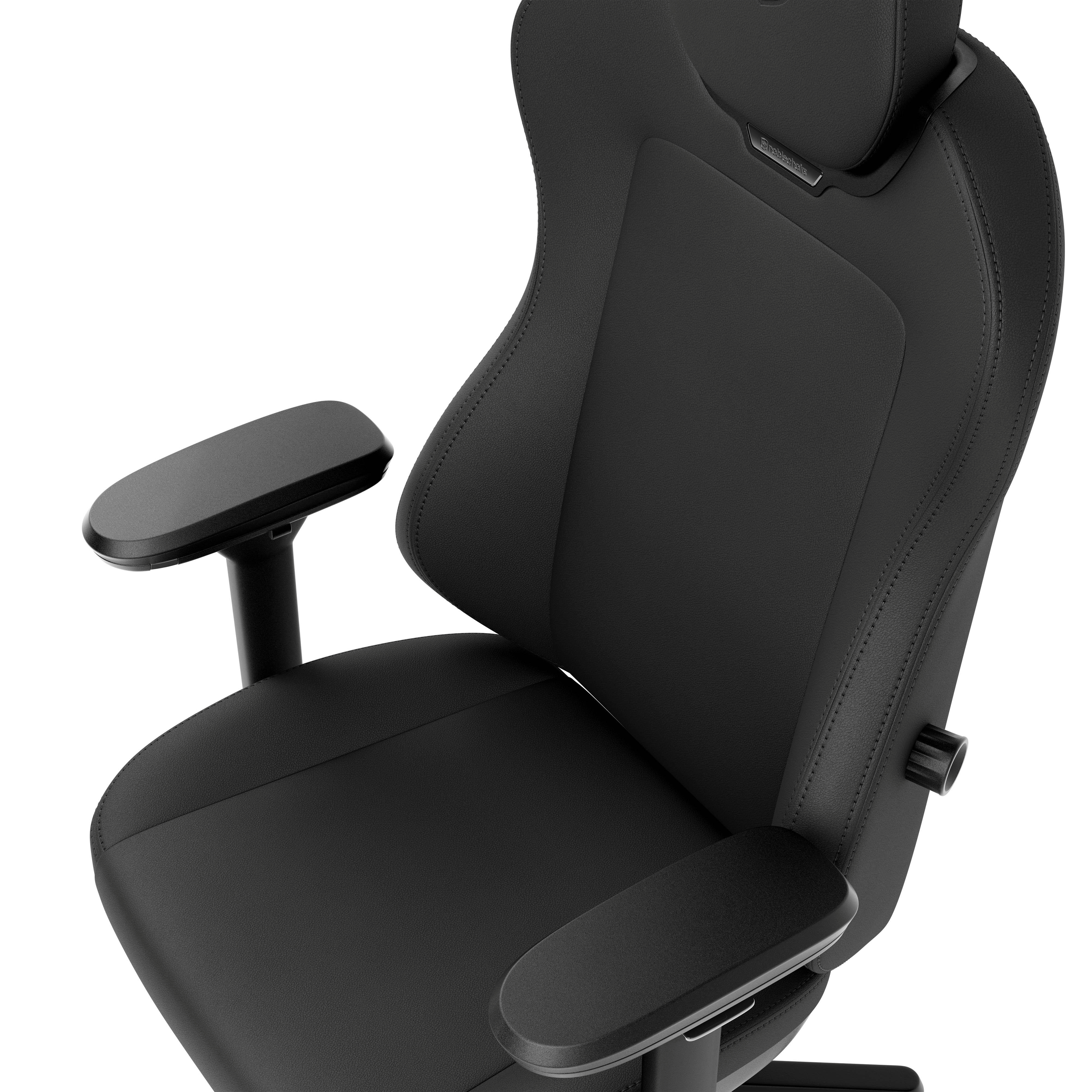 Ein schwarzer Gaming-Stuhl mit Armlehnen und Kopfstütze, auf weißem Hintergrund.