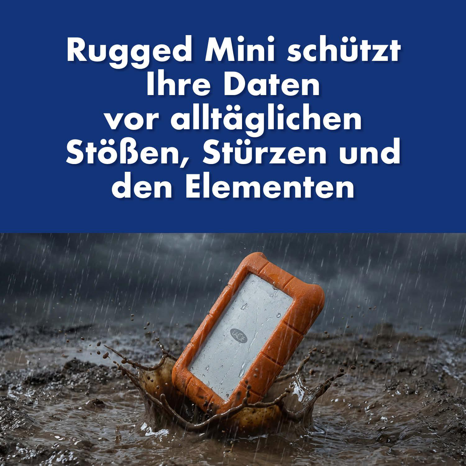 Ein orangefarbenes externes Laufwerk fällt in Matsch, während Regen fällt.