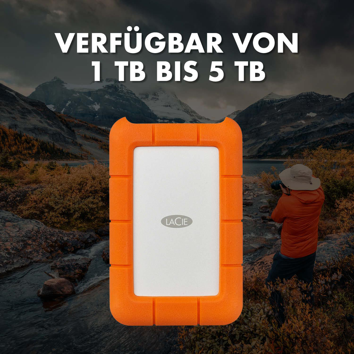 Orange LaCie Festplatte vor Berglandschaft mit Fotograf
