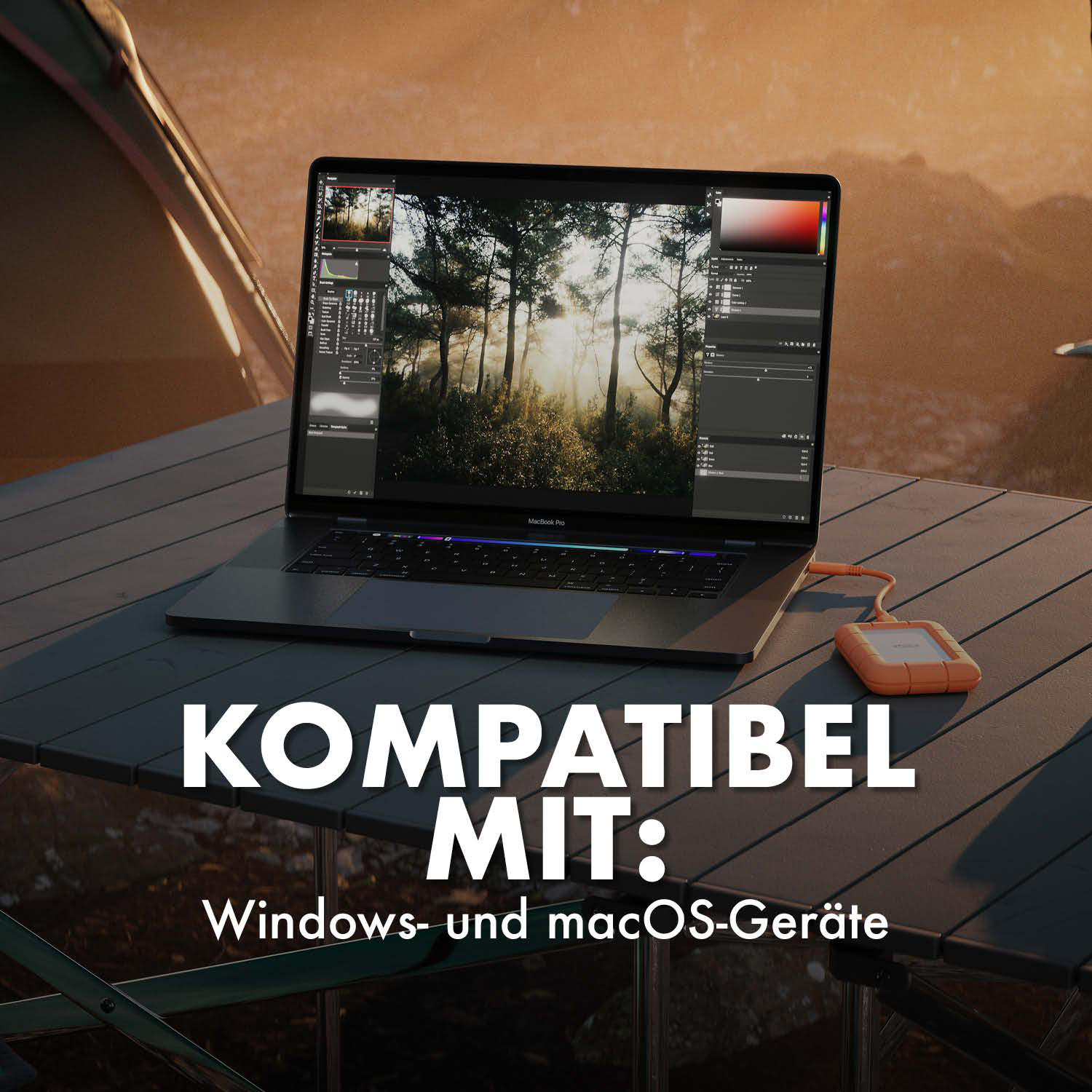 Ein MacBook Pro mit externer Festplatte steht auf einem Tisch im Freien.