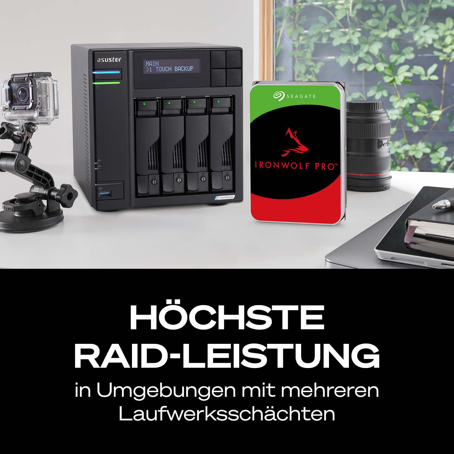 NAS-Gerät mit externer Festplatte, Kamera und Objektiv auf einem Schreibtisch.