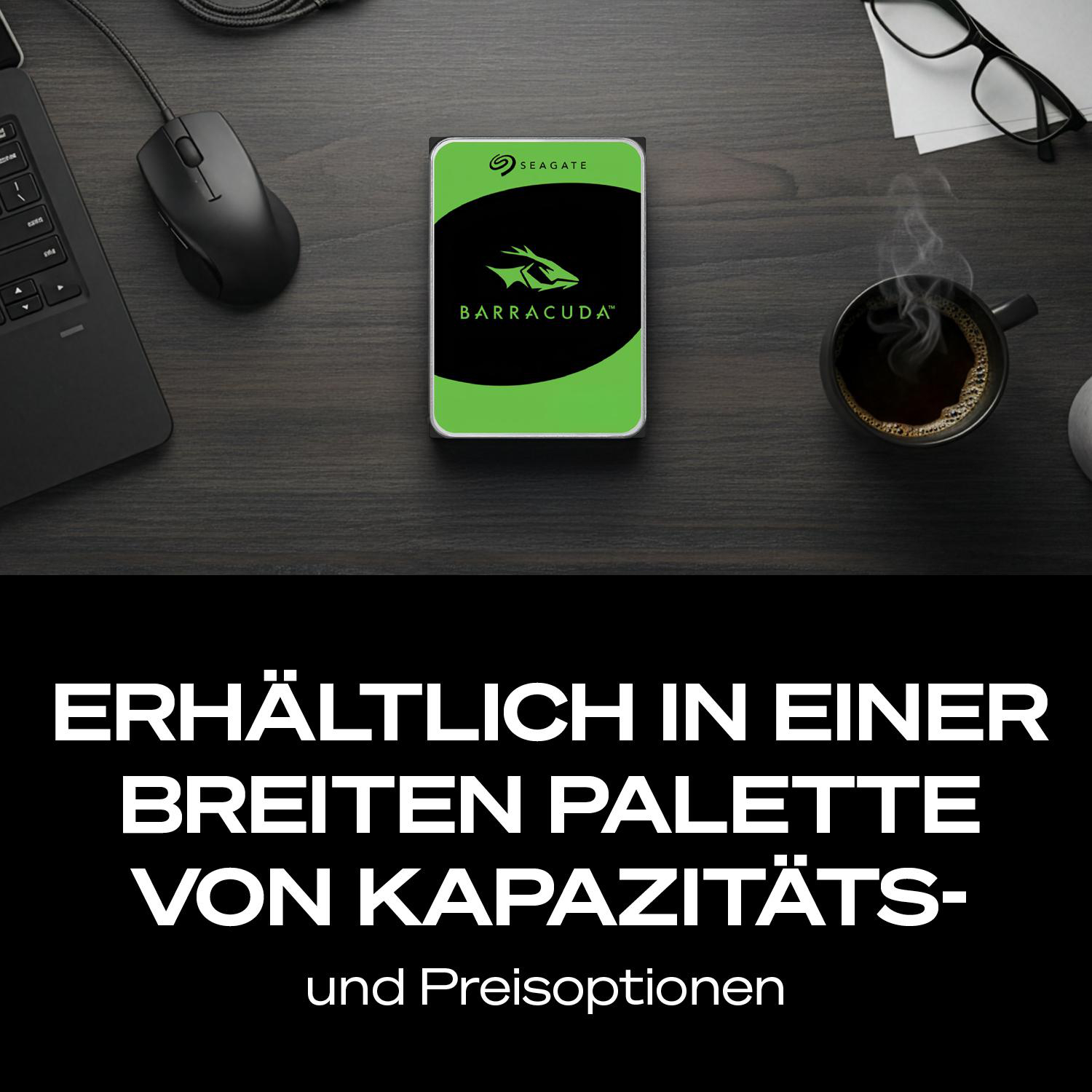 Seagate Barracuda Festplatte liegt auf einem Schreibtisch neben Maus und Kaffee.