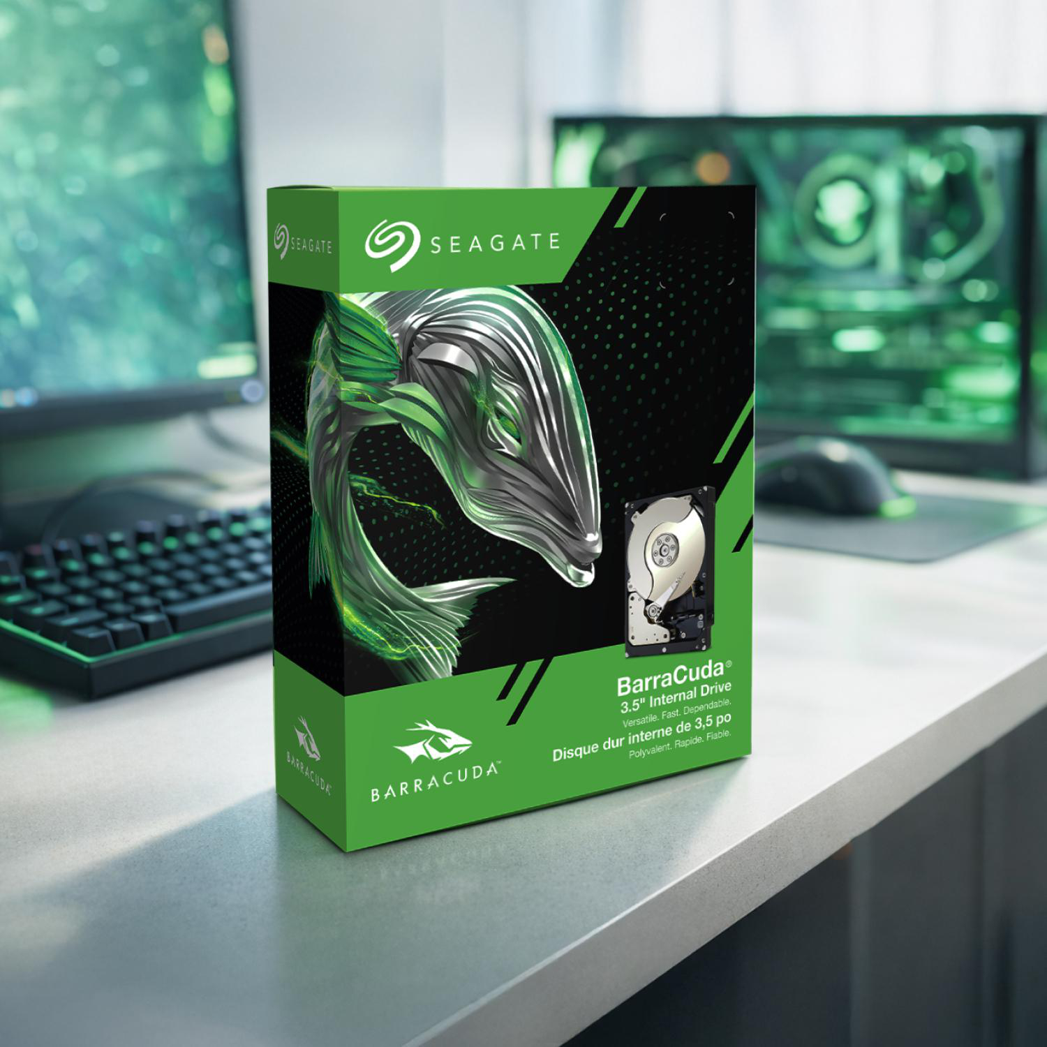 Seagate Barracuda 3,5" interne Festplatte mit metallischem Fischdesign auf einem Schreibtisch.