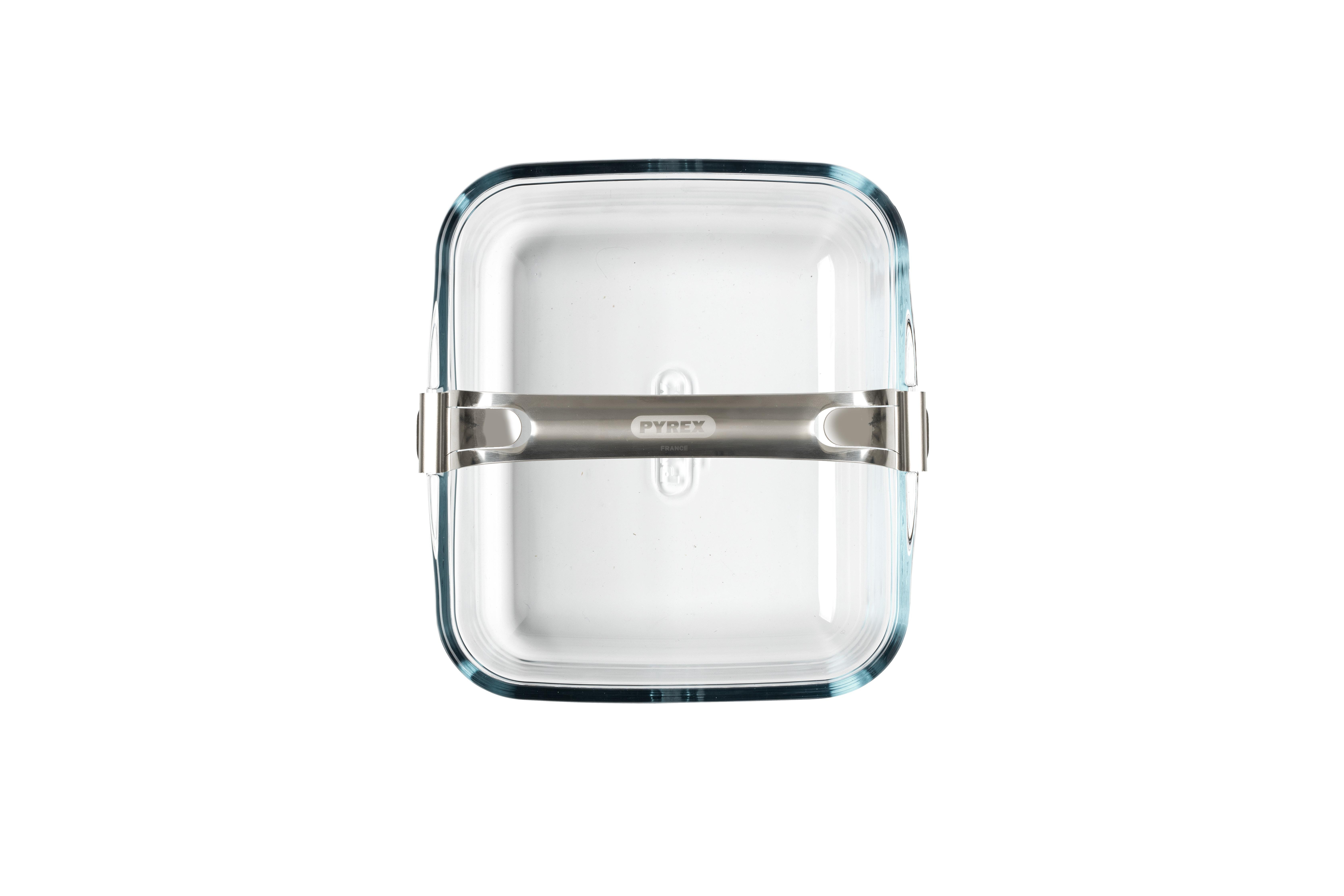 Eine transparente Glasform mit Metallgriffen, auf der Pyrex steht.