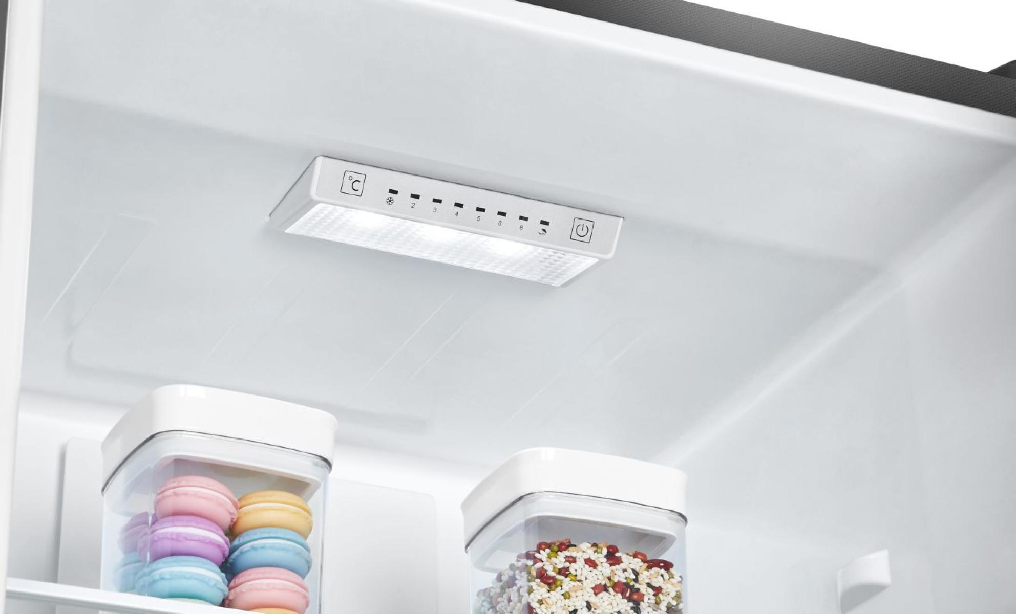 Innenansicht eines Kühlschranks mit LED-Leiste und Behältern mit Lebensmitteln.