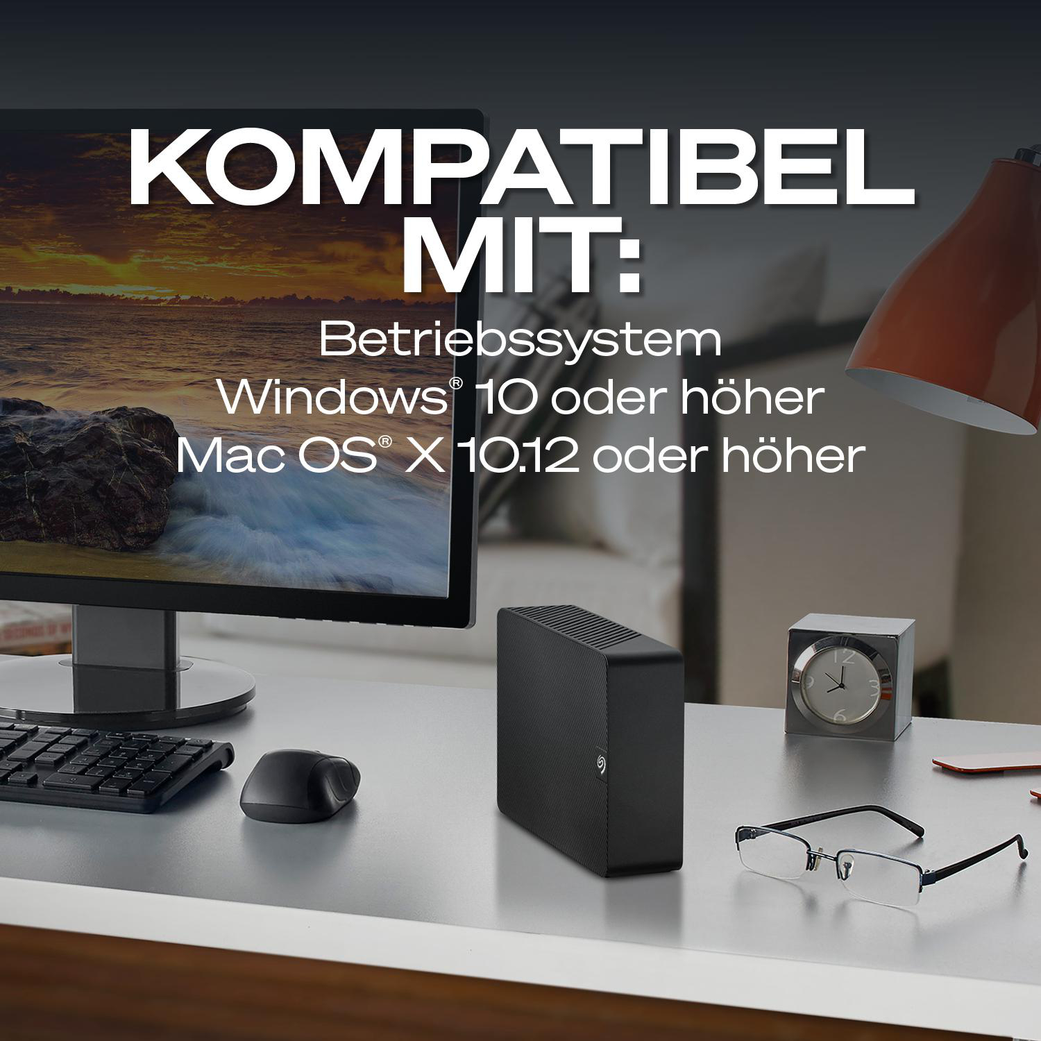 Schreibtisch mit Computer, externer Festplatte, Brille und Uhr