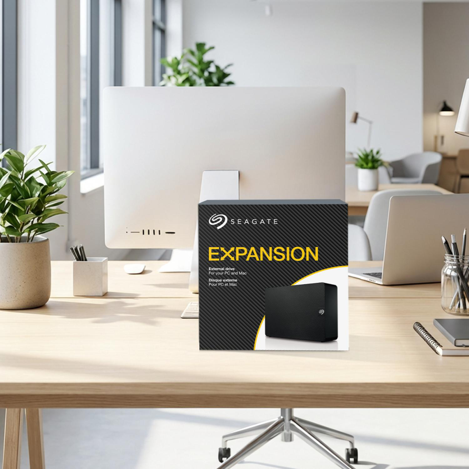 Seagate Expansion externe Festplatte auf einem Schreibtisch mit Computer.