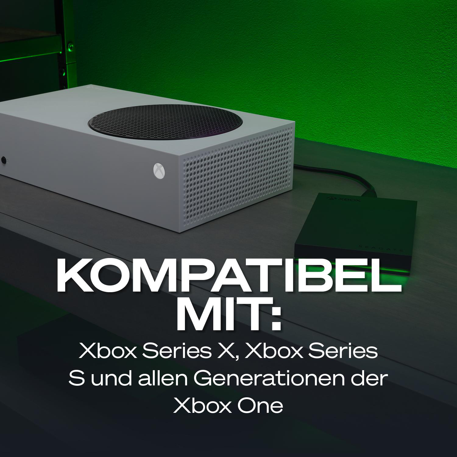 Xbox Series S Konsole mit externer Festplatte auf einem Tisch, grüner Hintergrund.