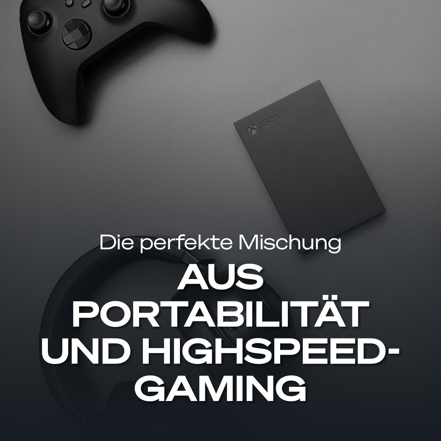 Xbox Controller, Seagate Festplatte und Kopfhörer auf dunklem Grund.