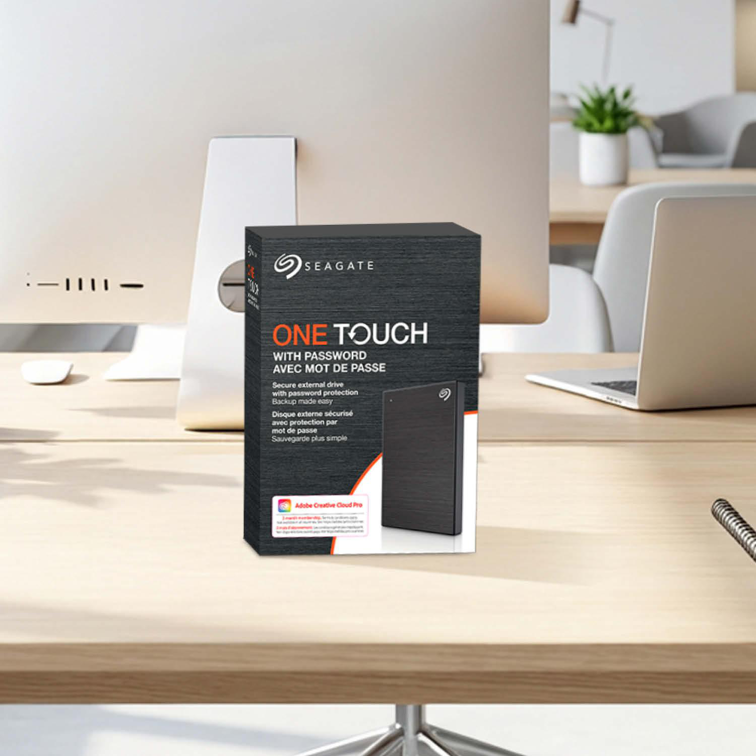 Seagate One Touch externe Festplatte mit Passwortschutz auf einem Schreibtisch.