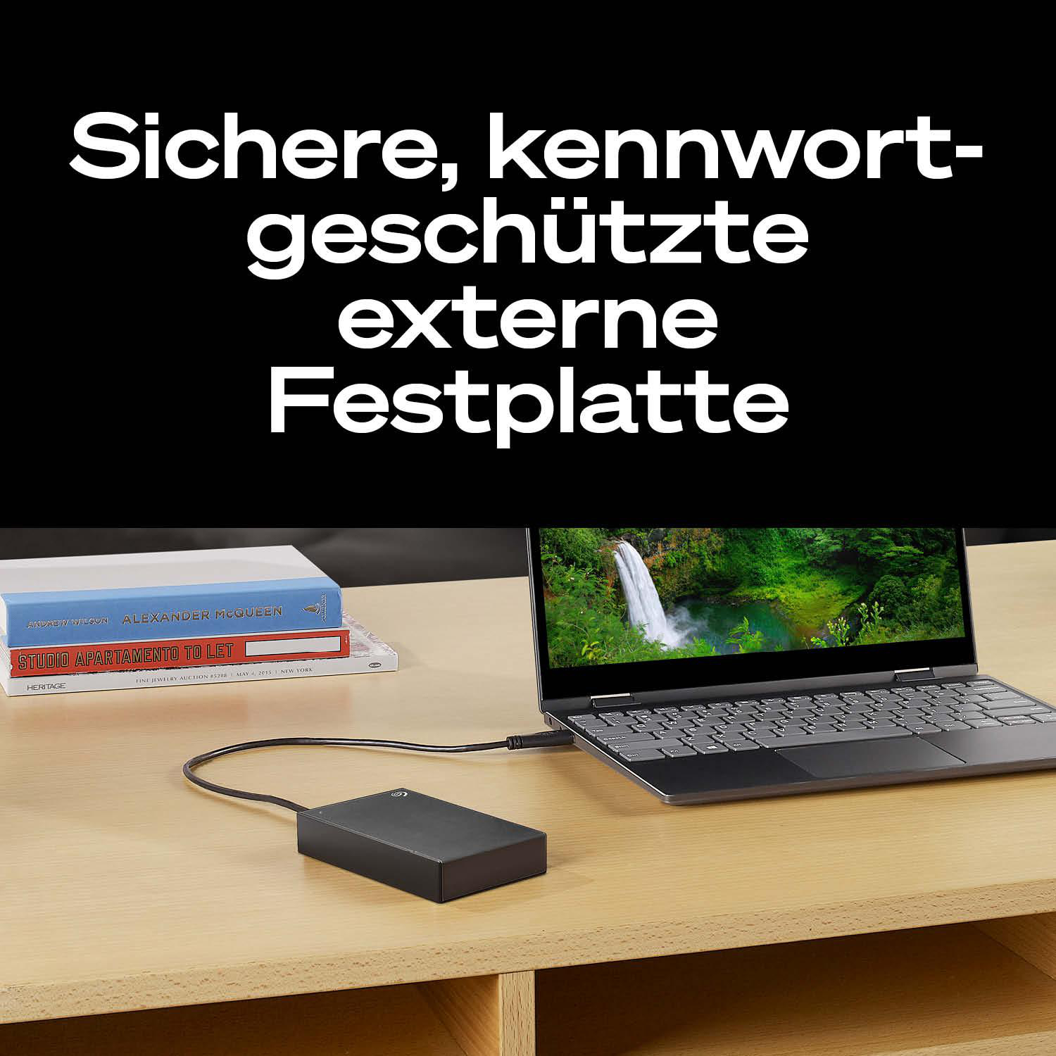 Eine schwarze externe Festplatte wird an ein Laptop angeschlossen, das einen Wasserfall anzeigt. Bücher sind daneben gestapelt.