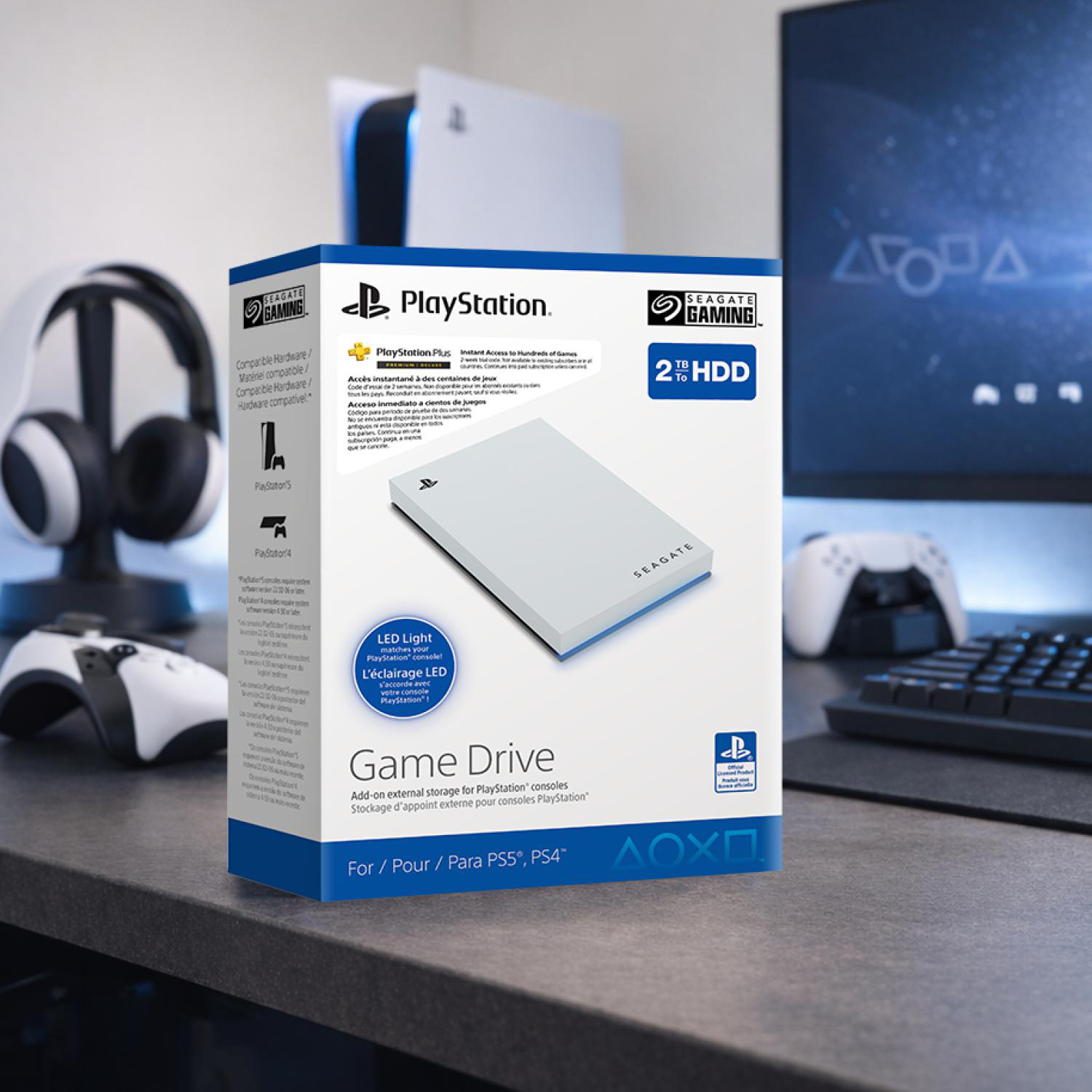 Seagate Game Drive externe Festplatte für PlayStation-Konsolen, weiß, mit Controller und Kopfhörern.