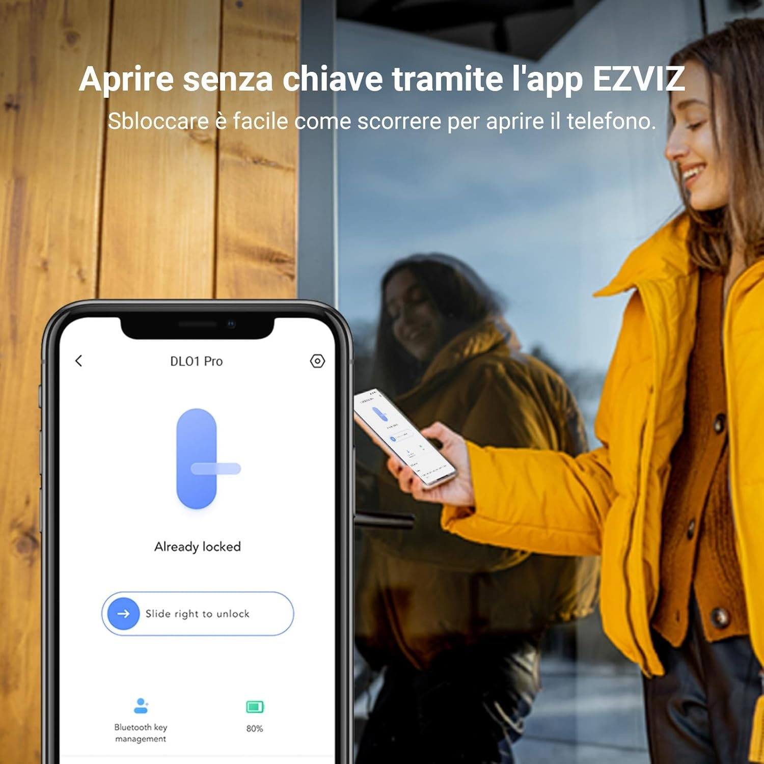 Donna in giacca gialla tiene smartphone con app per sbloccare la porta.