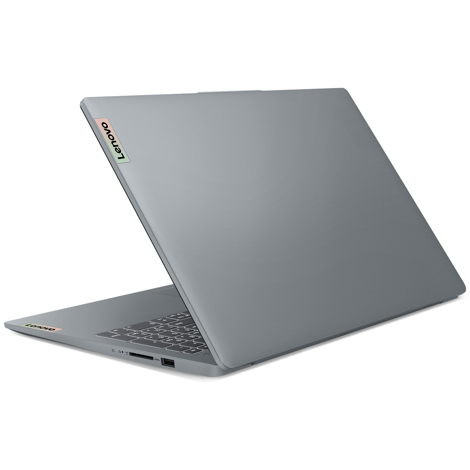 Een gesloten, grijze Lenovo laptop op een witte achtergrond. Het toetsenbord is zichtbaar.