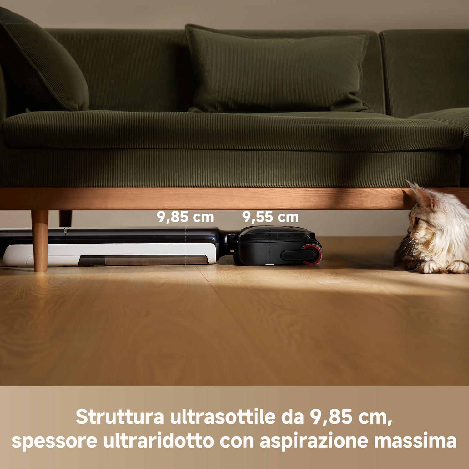 Un aspirapolvere sottile sotto un divano, accanto a un gatto.