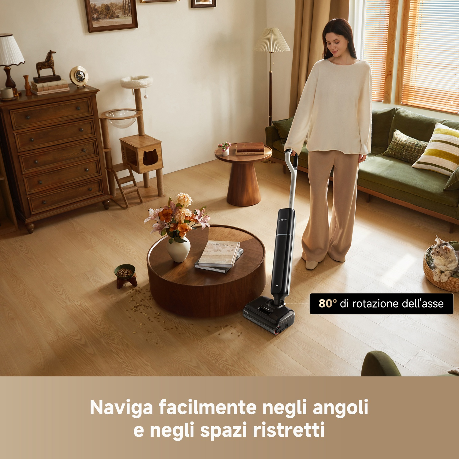 Una donna usa un aspirapolvere in un soggiorno con divano, tavolo e albero per gatti.
