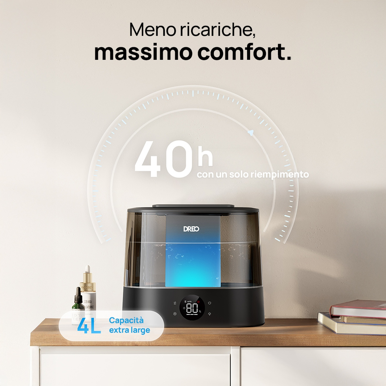 Un grande umidificatore nero da 4L è su un mobile di legno. È visibile un simbolo di 40 ore.