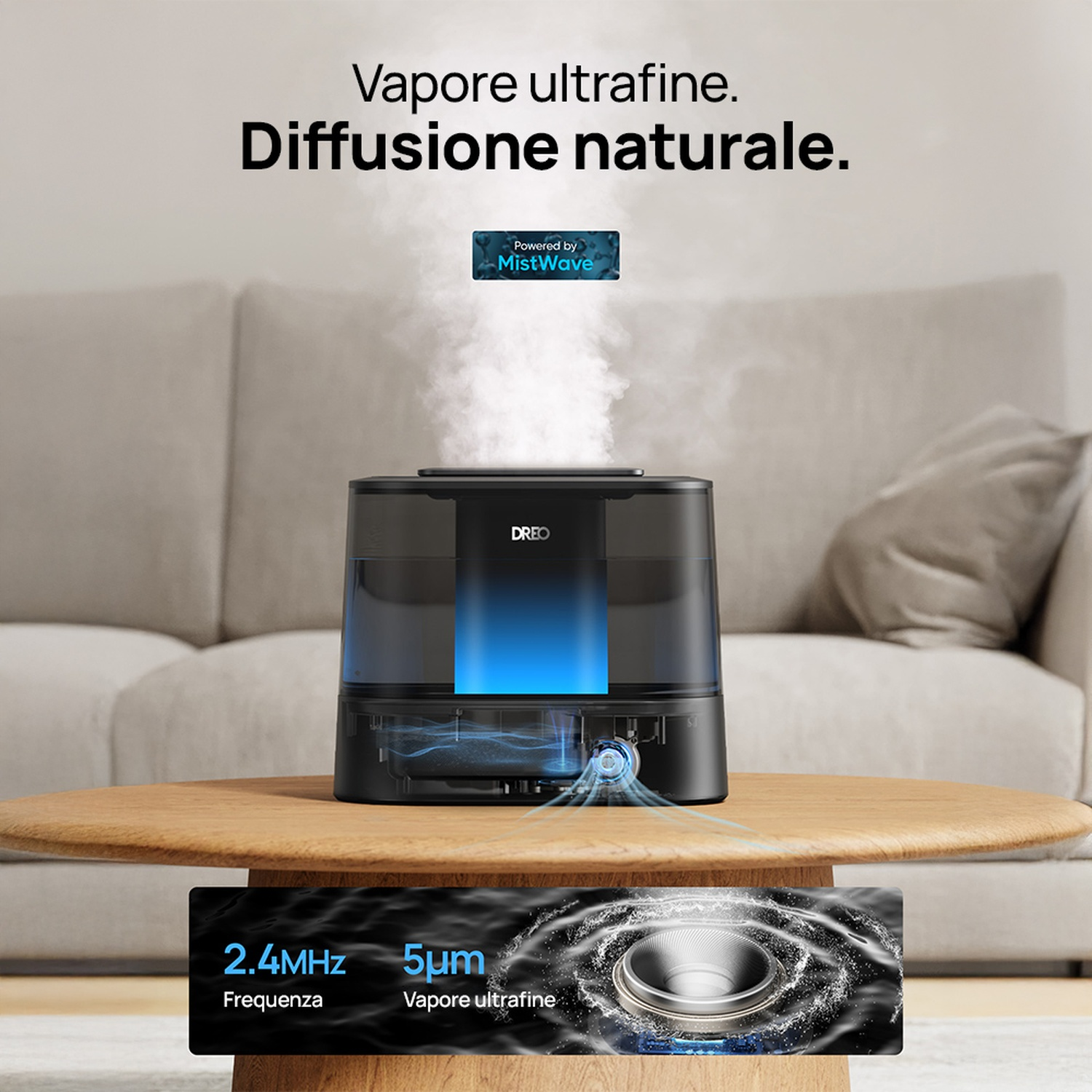 Un umidificatore nero emette vapore fine, su un tavolo di legno davanti a un divano.