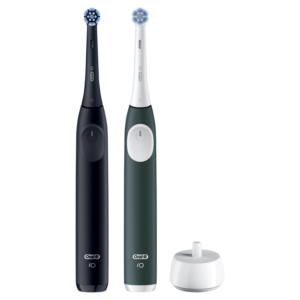 Dos cepillos de dientes eléctricos, uno negro y otro verde, con base de carga.