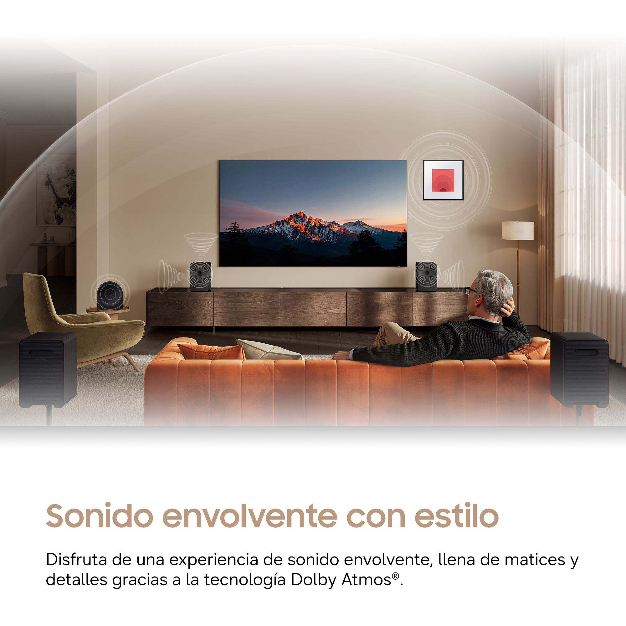 Hombre se relaja en sofá viendo TV con sistema de sonido Dolby Atmos.