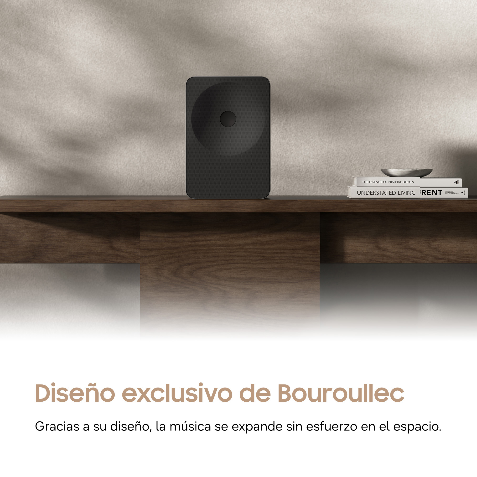 Un altavoz negro en un estante de madera junto a libros.