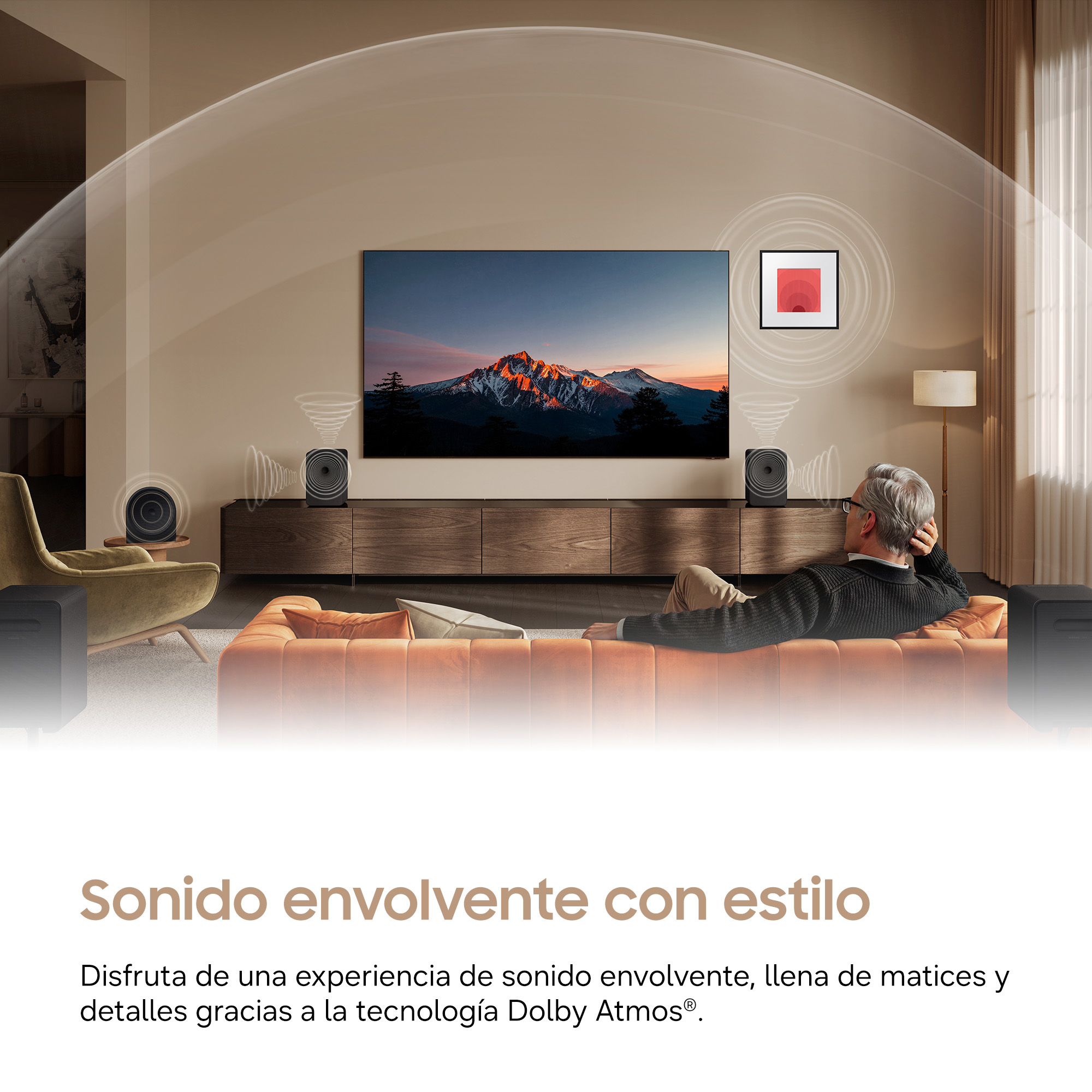 Hombre se relaja en sofá, viendo TV con altavoces mostrando Dolby Atmos.