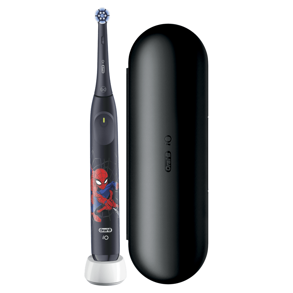 Cepillo de dientes eléctrico negro con diseño de Spiderman en cargador blanco junto a estuche negro.