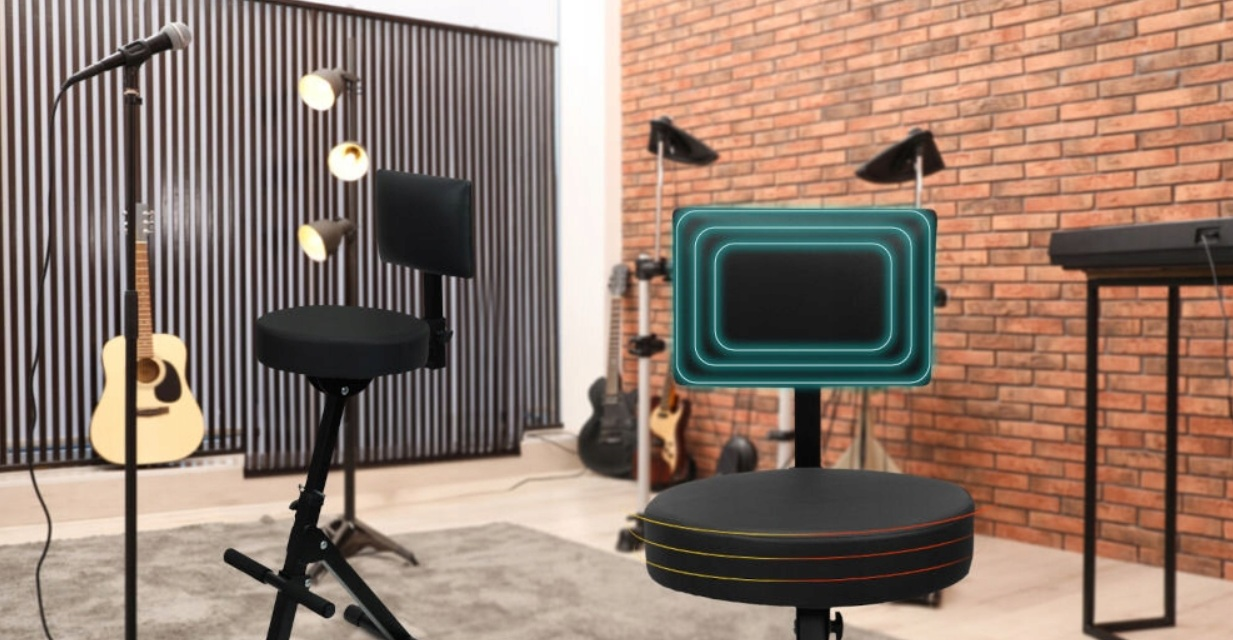 Studio muzyczne z gitarami, mikrofonem, lampami i dwoma krzesłami.