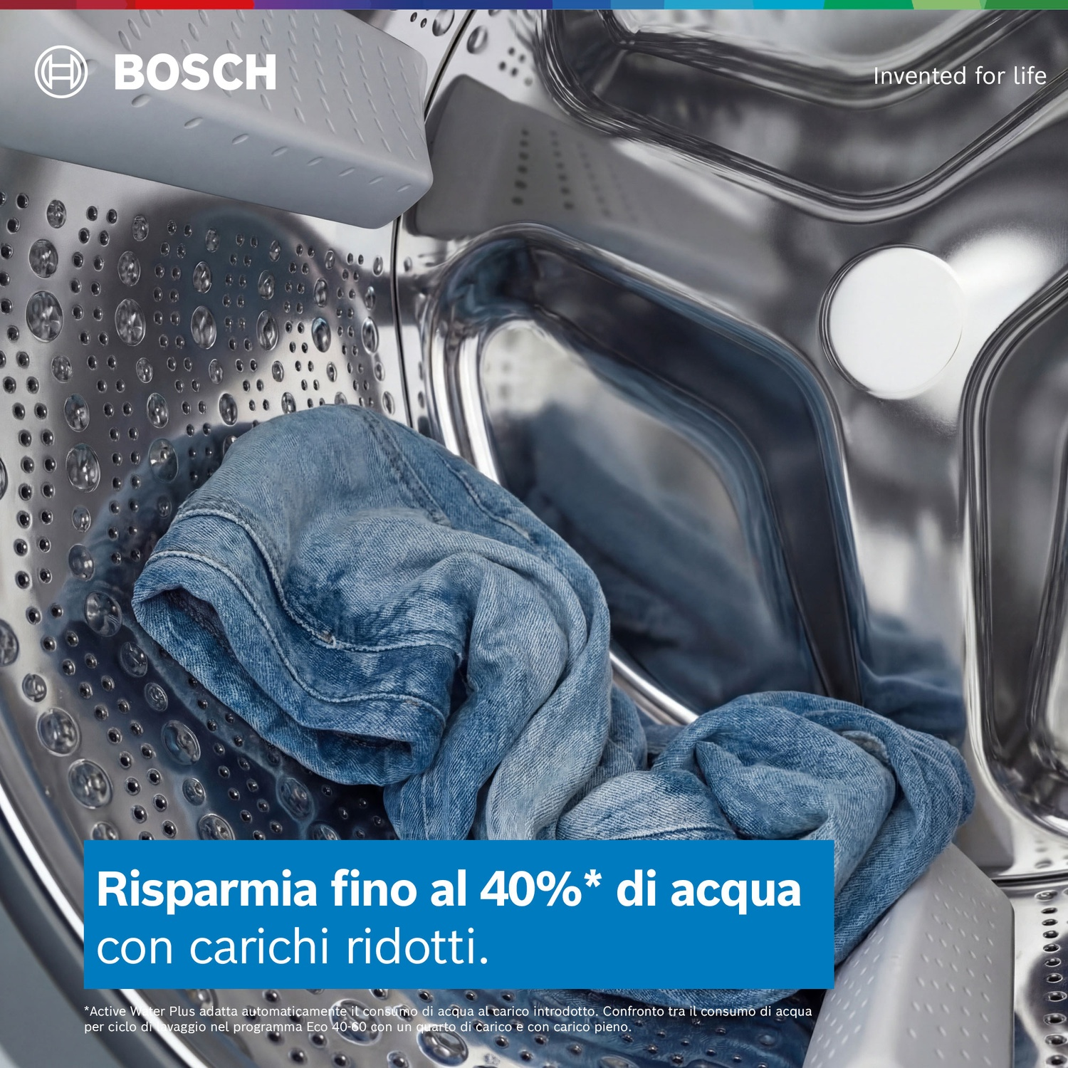 Un capo di jeans blu giace nel cestello di una lavatrice Bosch.