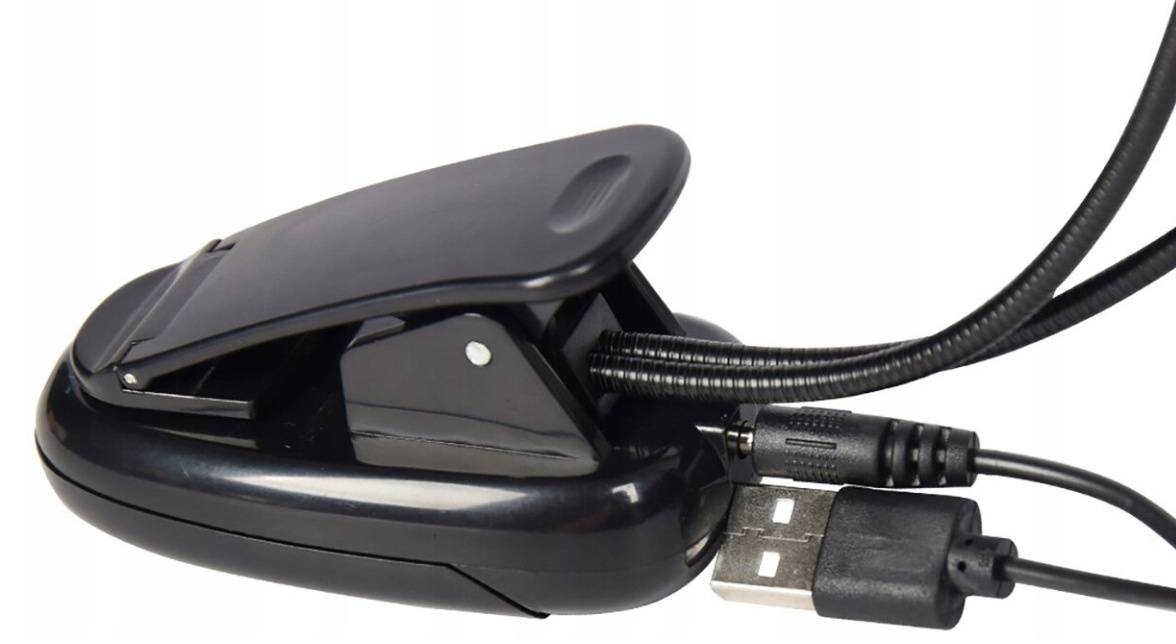 Czarny klips z kablami USB i audio, zbliżenie.