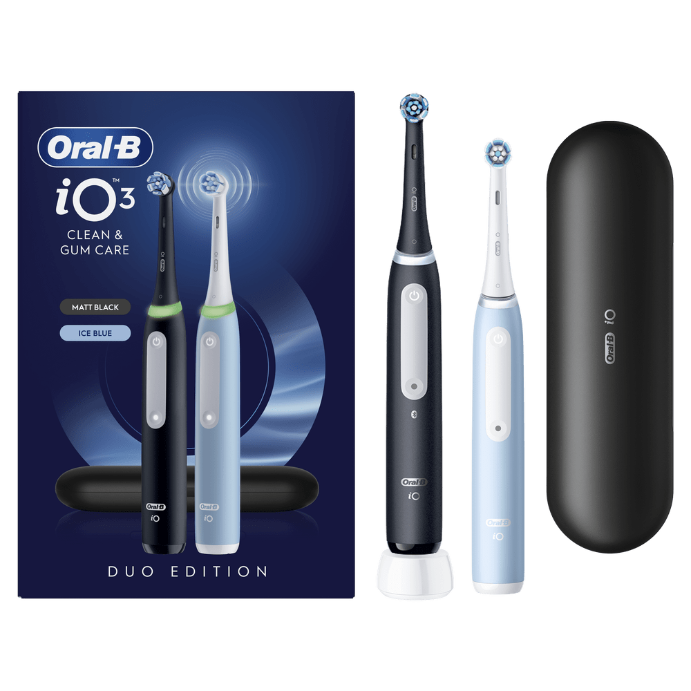 Cepillos de dientes eléctricos Oral-B iO3 Edición Duo: uno negro, uno azul claro, con estuche.