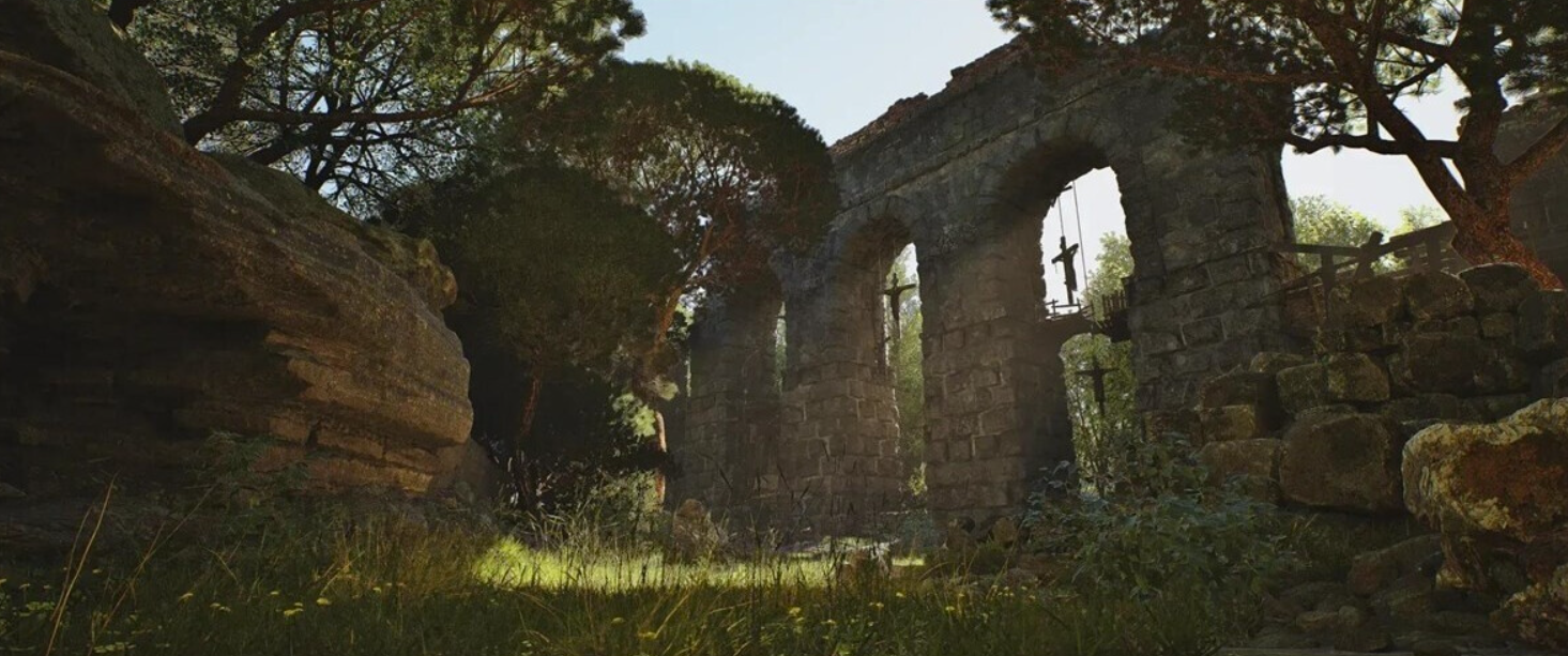 Eine Person steht unter einem alten Steinbogen einer Ruine, umgeben von grünen Bäumen und Gras.