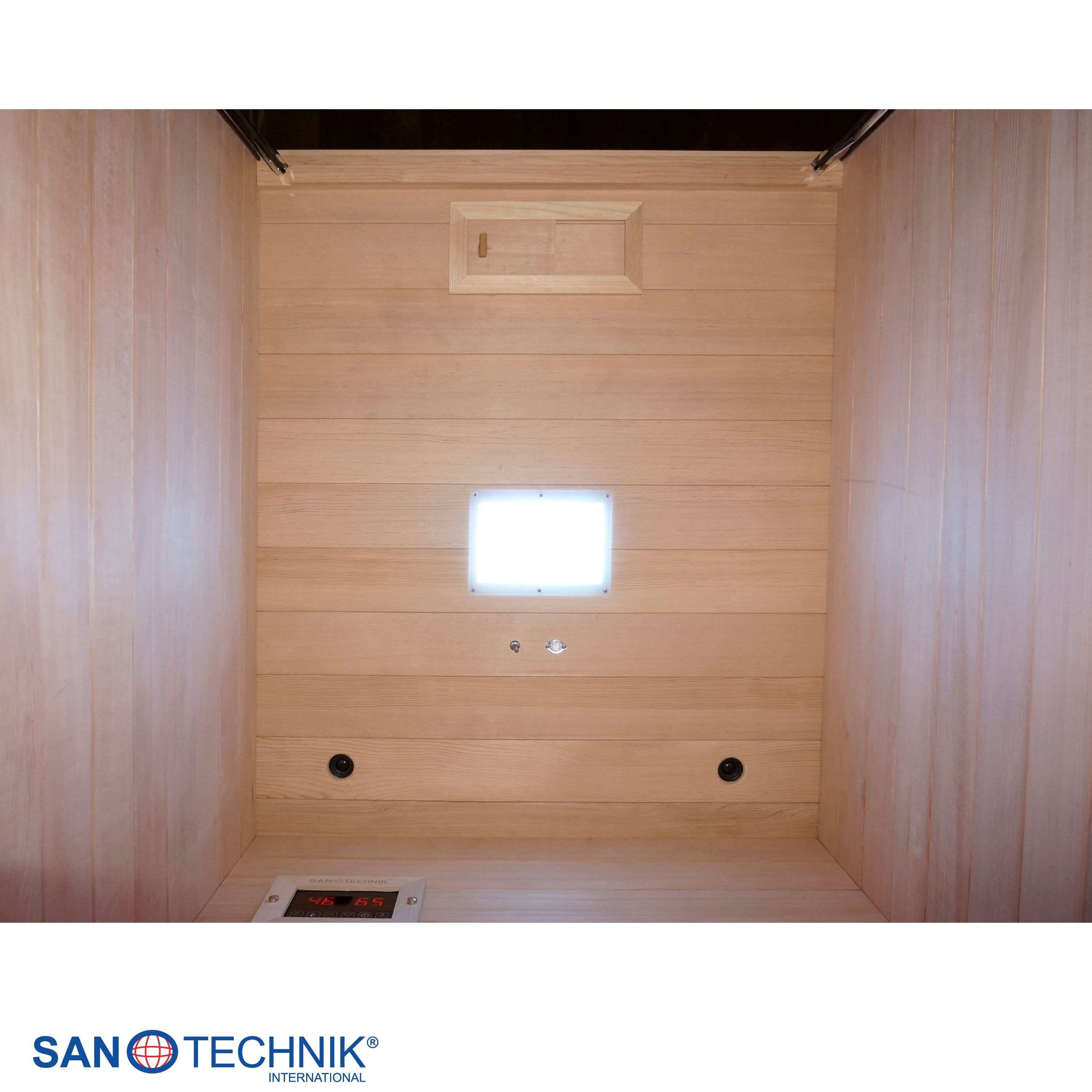 Holzverkleidete Saunakabine mit Beleuchtung und Digitalanzeige.